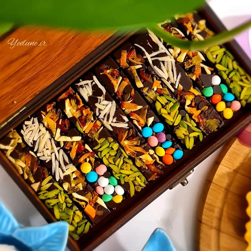 شکلات بار آجیلی با باکس چوبی
